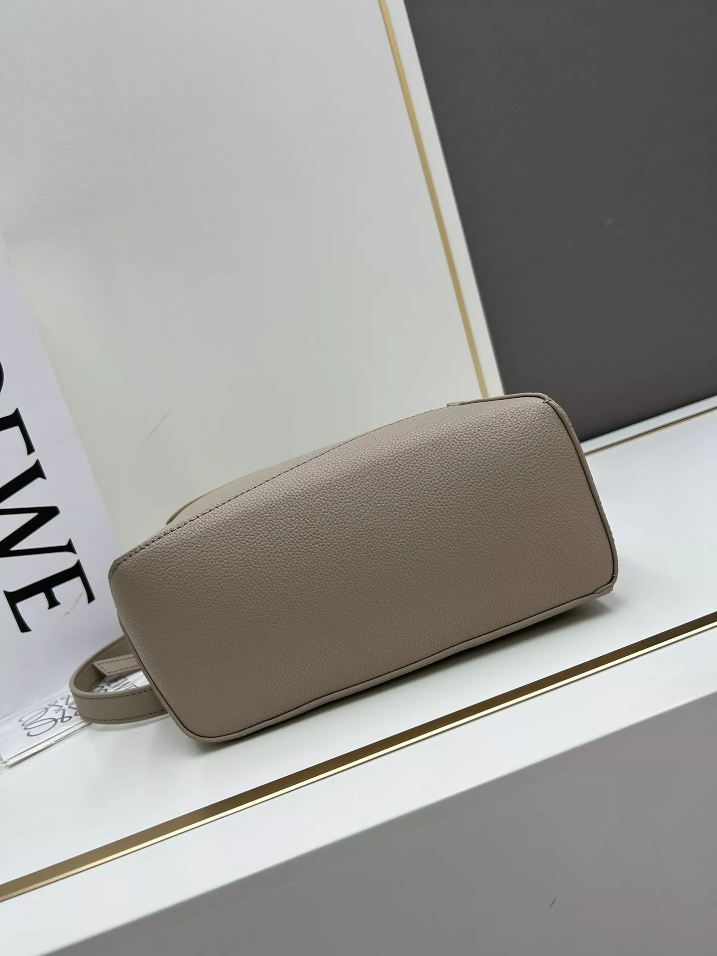 LOEWE AAA Quality Messenger Bags For Women Lightweight 3929