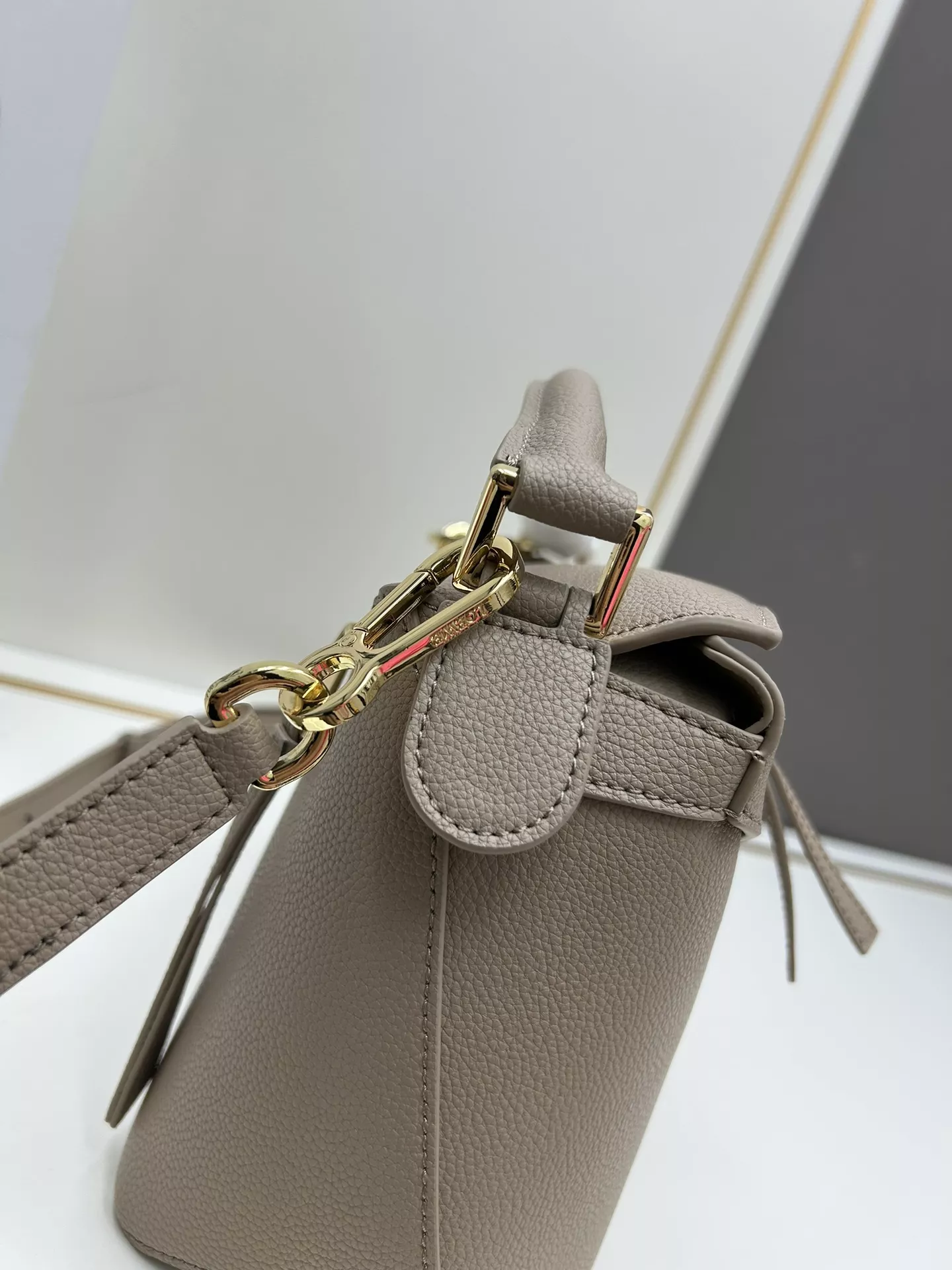 LOEWE AAA Quality Messenger Bags For Women Lightweight 3929