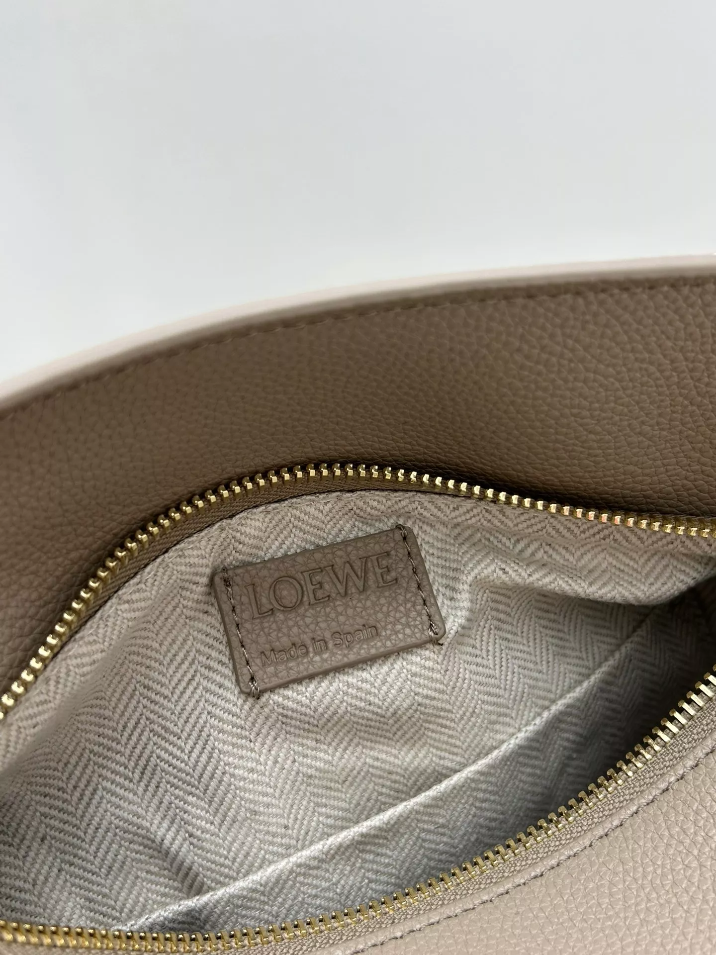 LOEWE AAA Quality Messenger Bags For Women Lightweight 3929