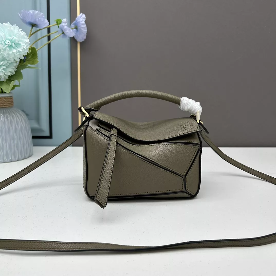 LOEWE AAA Quality Messenger Bags For Women Lightweight 490