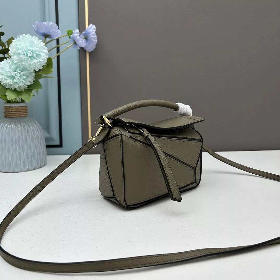 LOEWE AAA Quality Messenger Bags For Women Lightweight 490