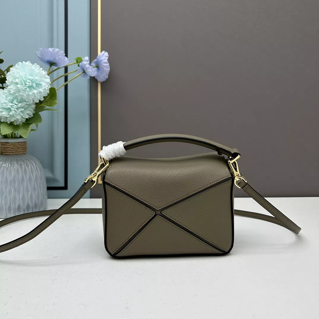 LOEWE AAA Quality Messenger Bags For Women Lightweight 490