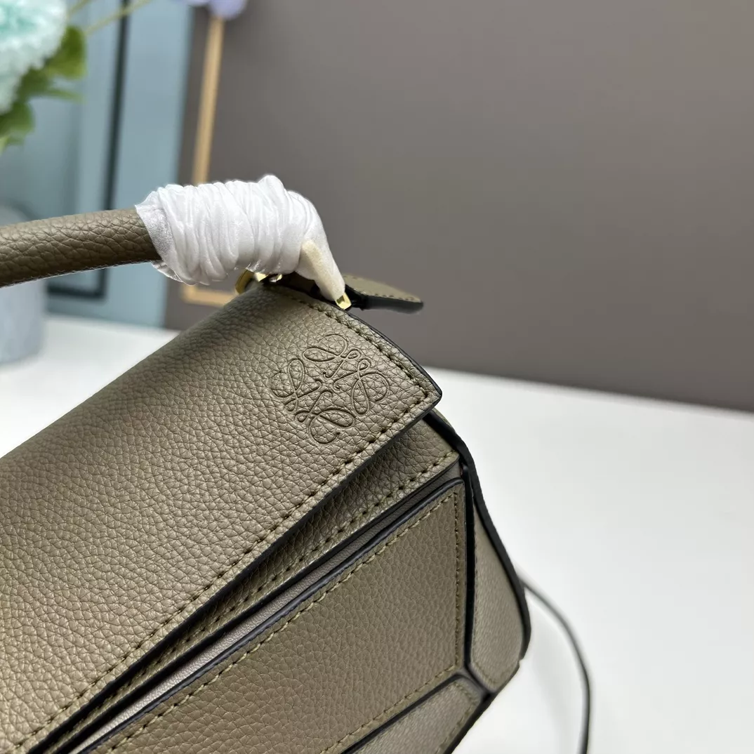 LOEWE AAA Quality Messenger Bags For Women Lightweight 490
