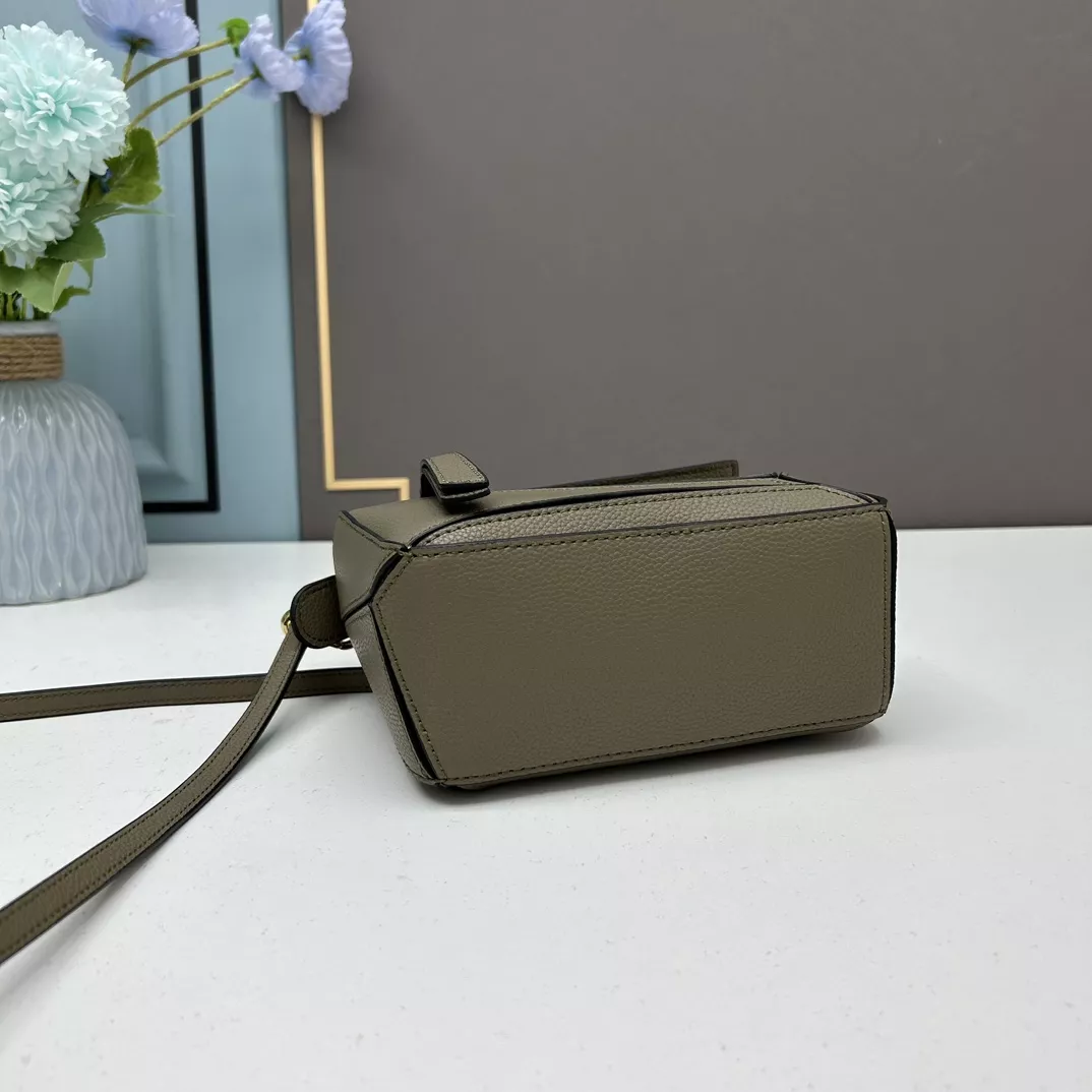 LOEWE AAA Quality Messenger Bags For Women Lightweight 490