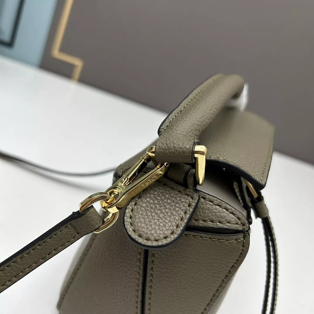 LOEWE AAA Quality Messenger Bags For Women Lightweight 490