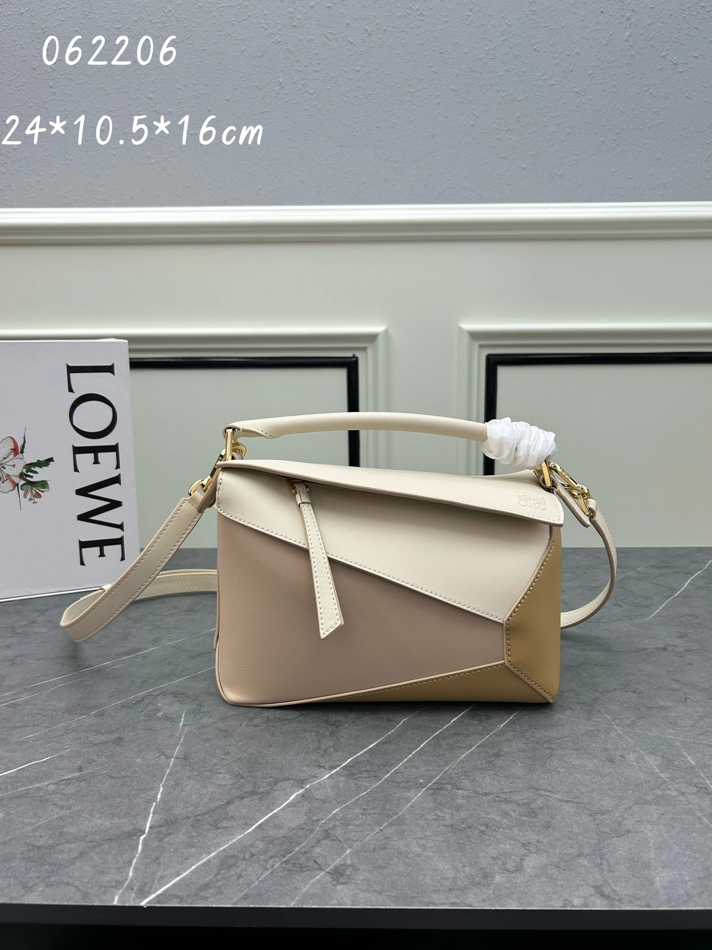LOEWE AAA Quality Messenger Bags For Women ModernLook 4382