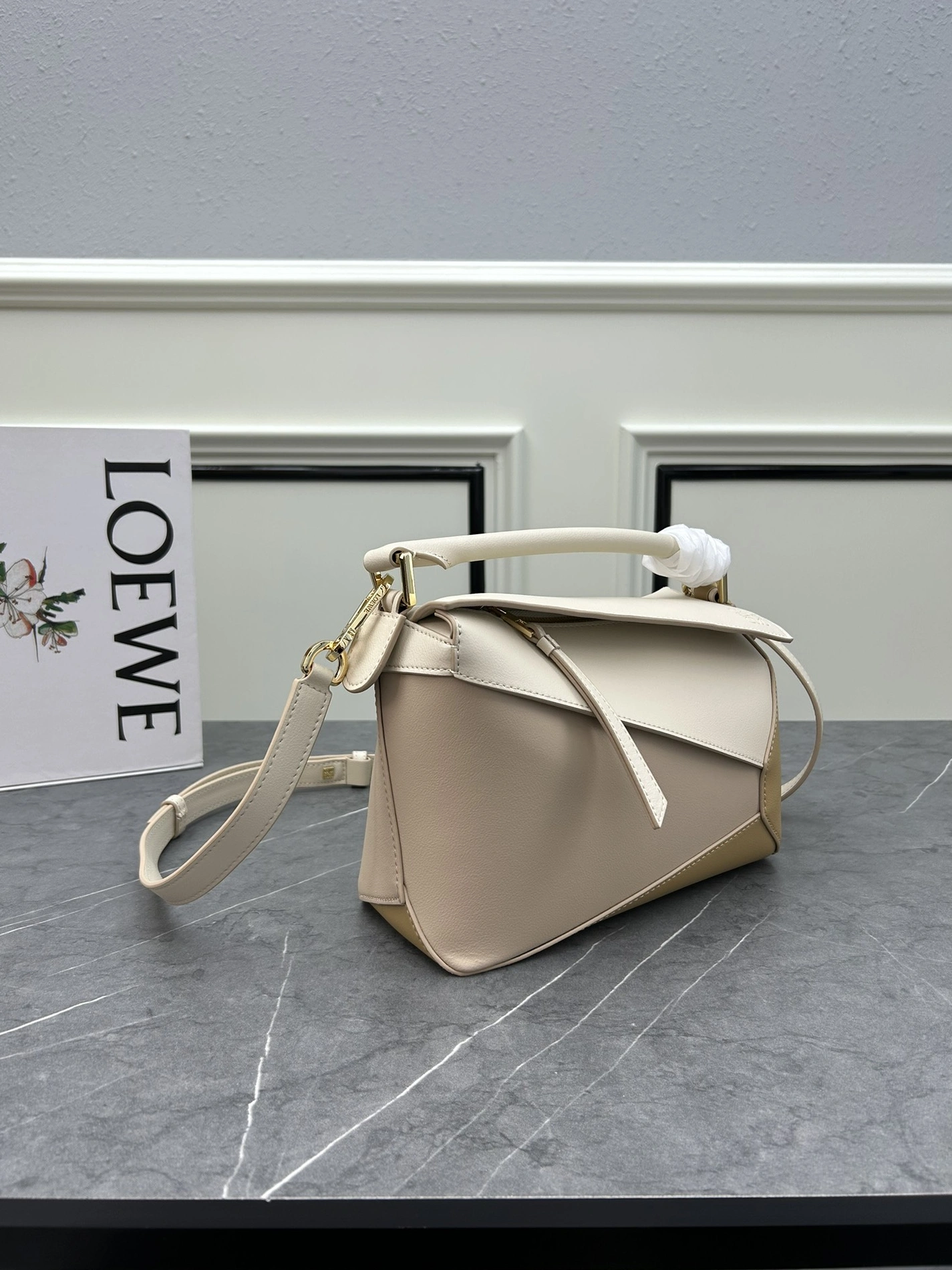 LOEWE AAA Quality Messenger Bags For Women ModernLook 4382