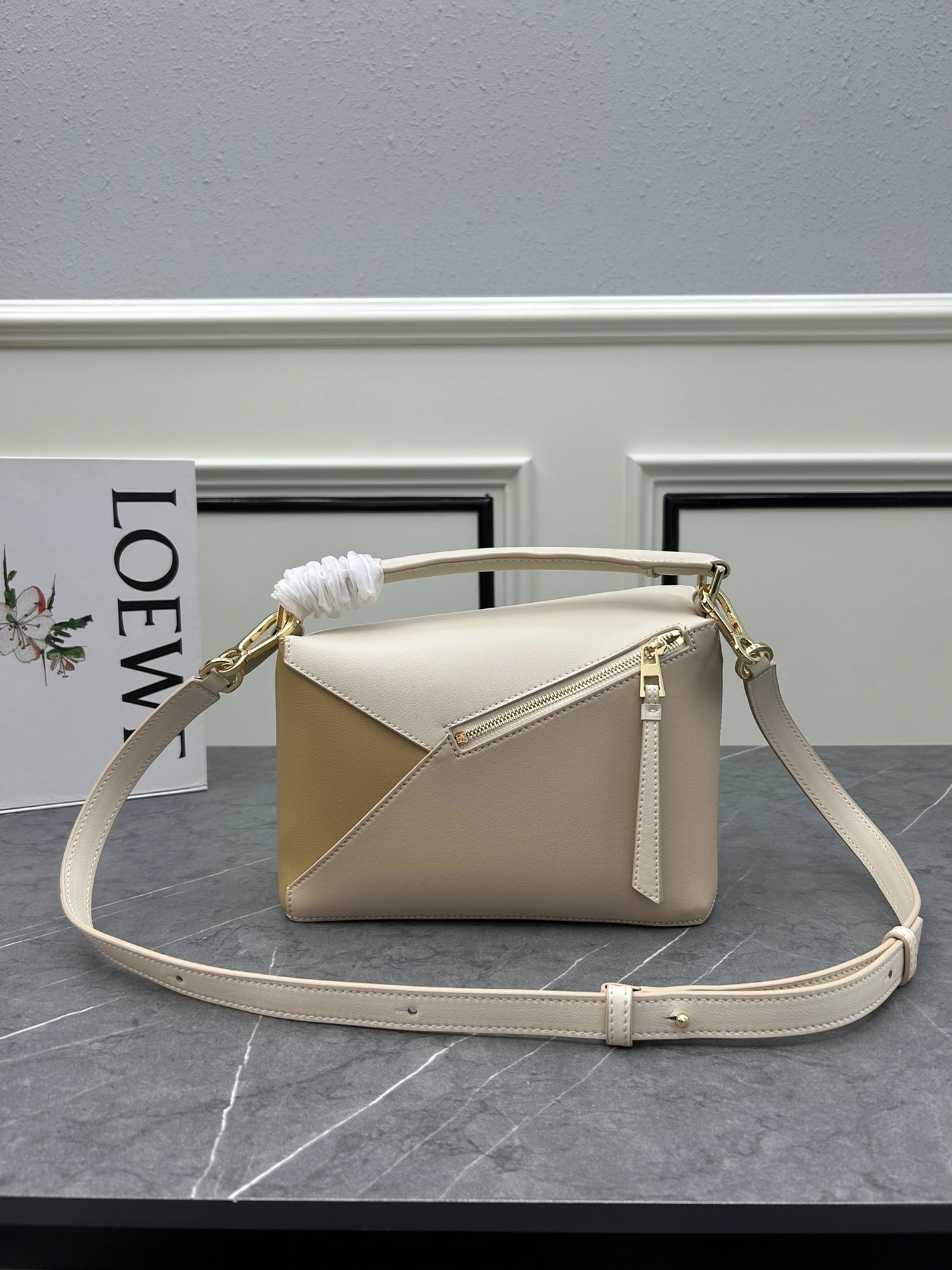 LOEWE AAA Quality Messenger Bags For Women ModernLook 4382
