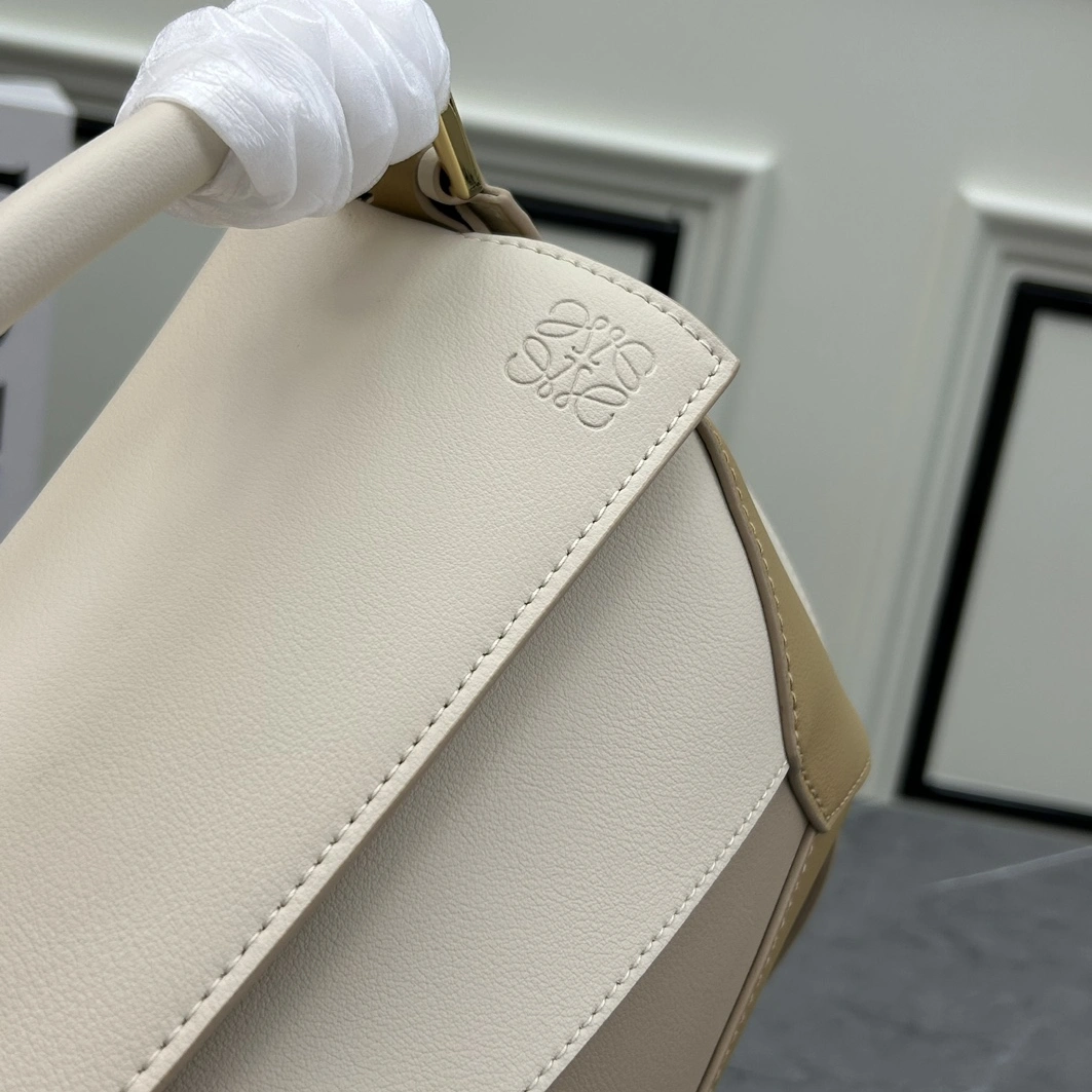 LOEWE AAA Quality Messenger Bags For Women ModernLook 4382