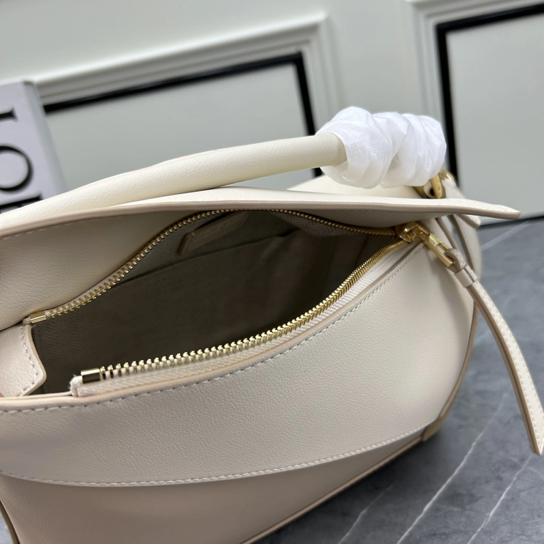 LOEWE AAA Quality Messenger Bags For Women ModernLook 4382