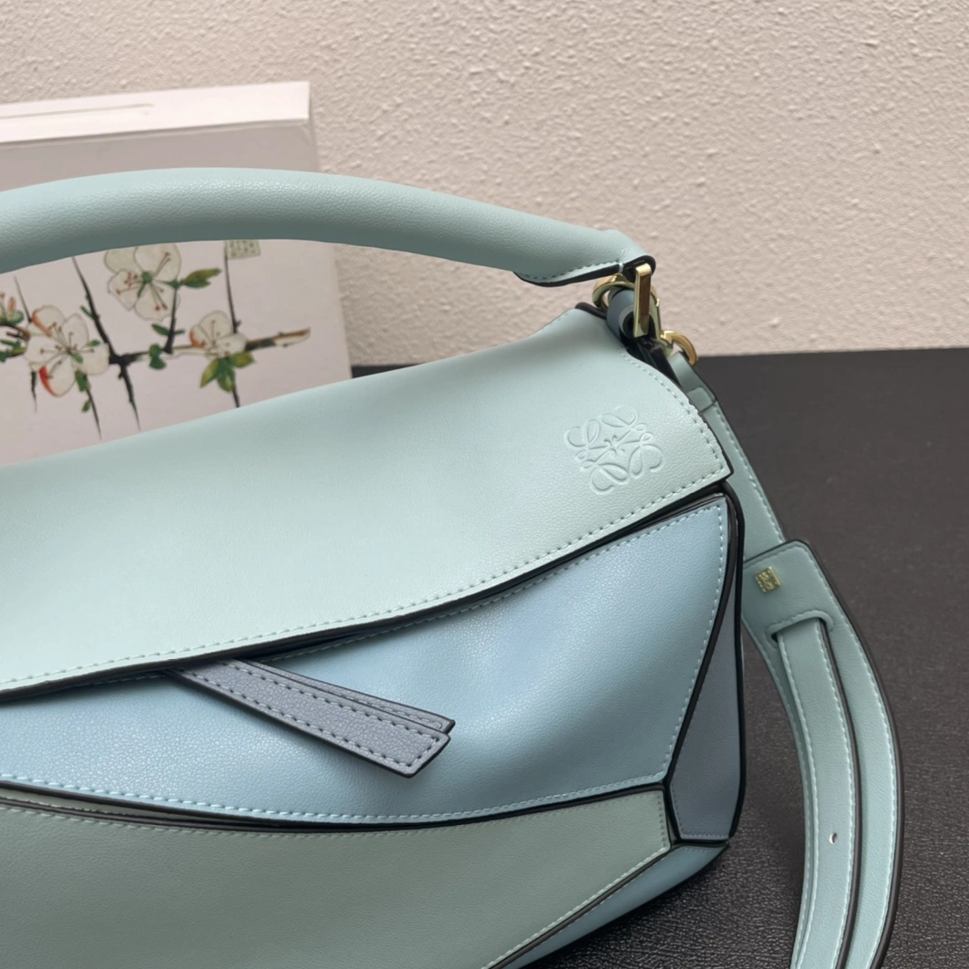 LOEWE AAA Quality Messenger Bags For Women Practical 276