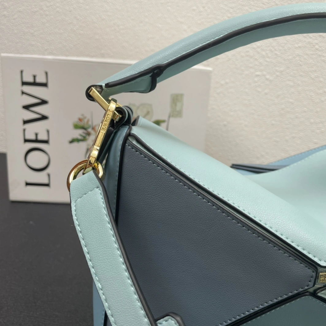 LOEWE AAA Quality Messenger Bags For Women Practical 276