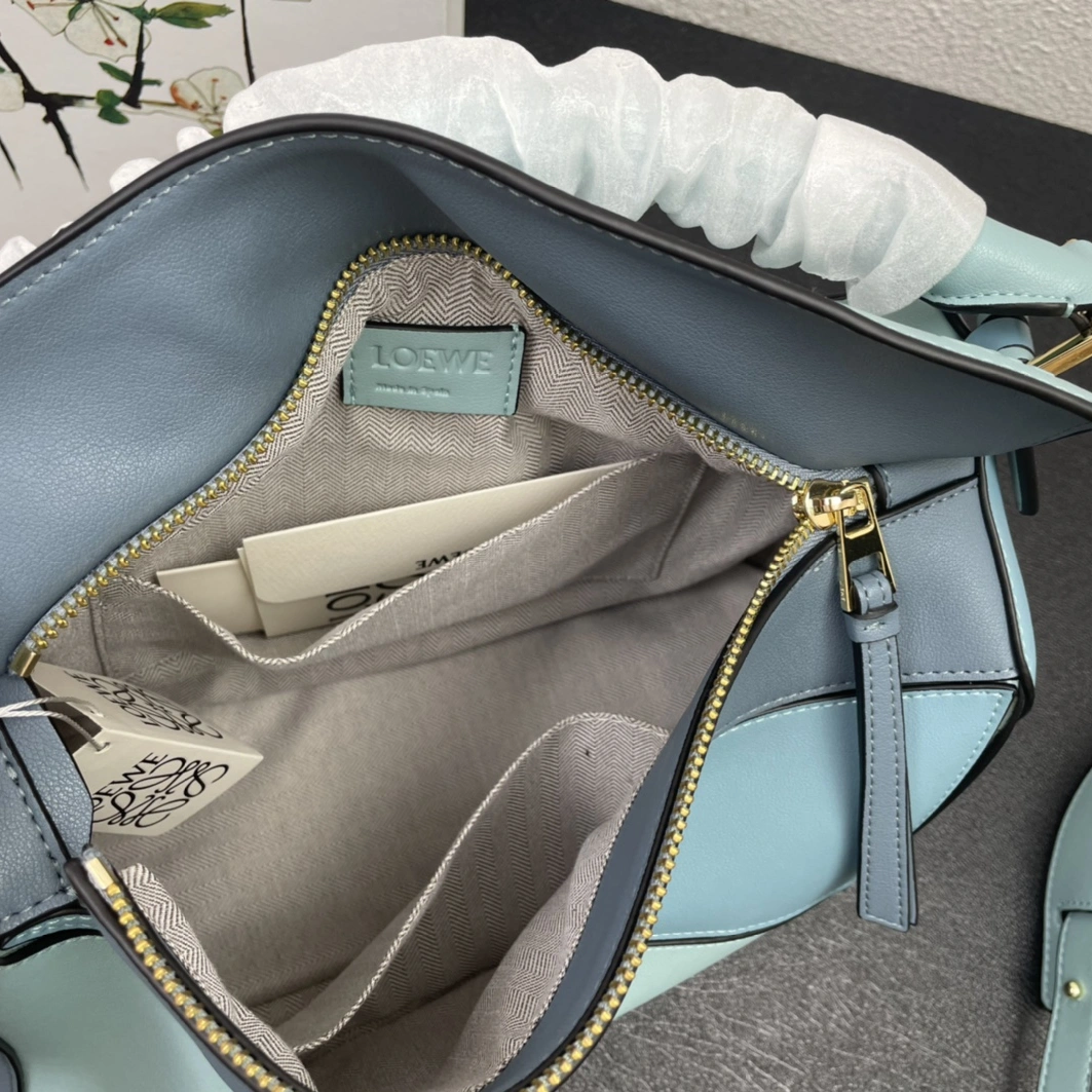 LOEWE AAA Quality Messenger Bags For Women Practical 276