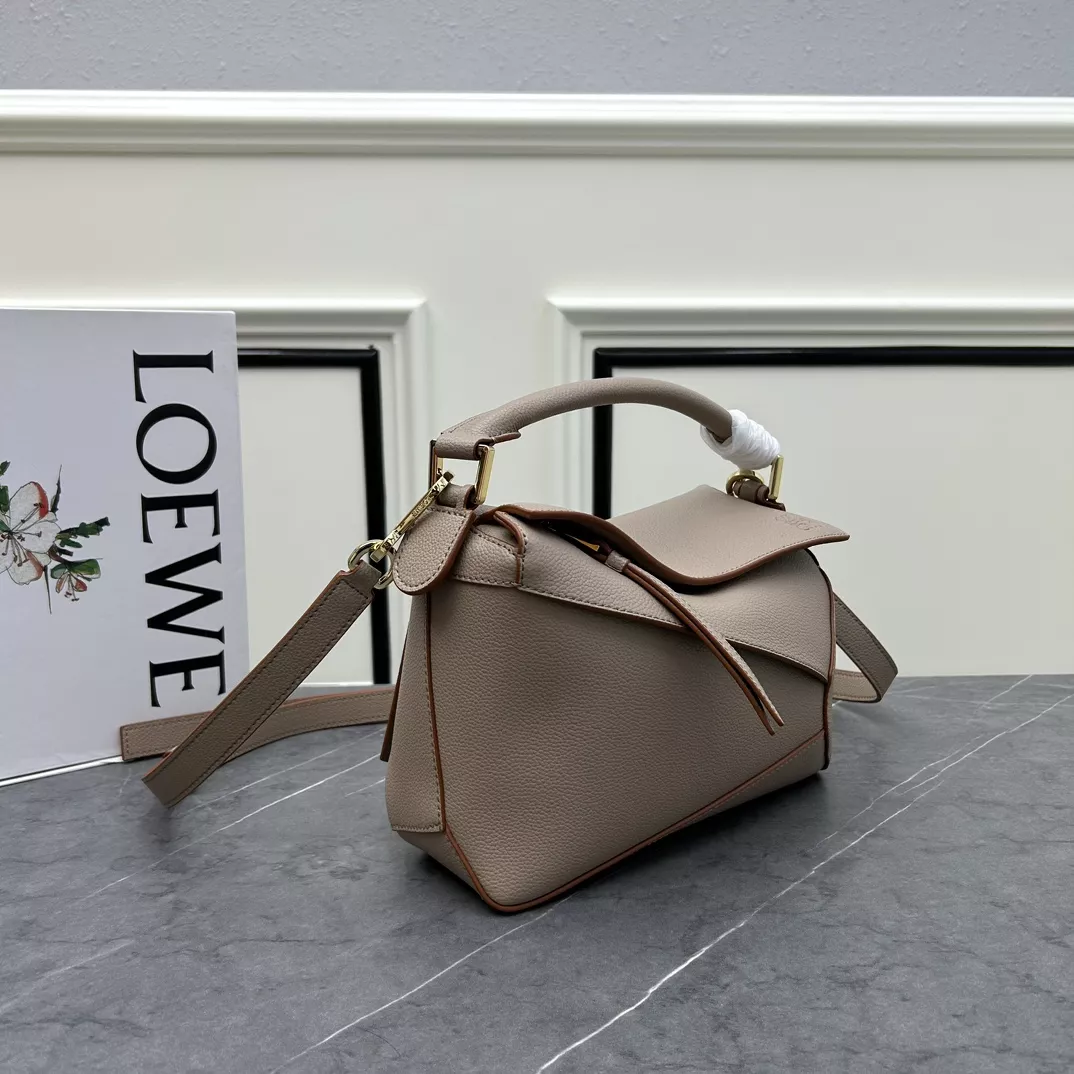 LOEWE AAA Quality Messenger Bags For Women Practical 3122