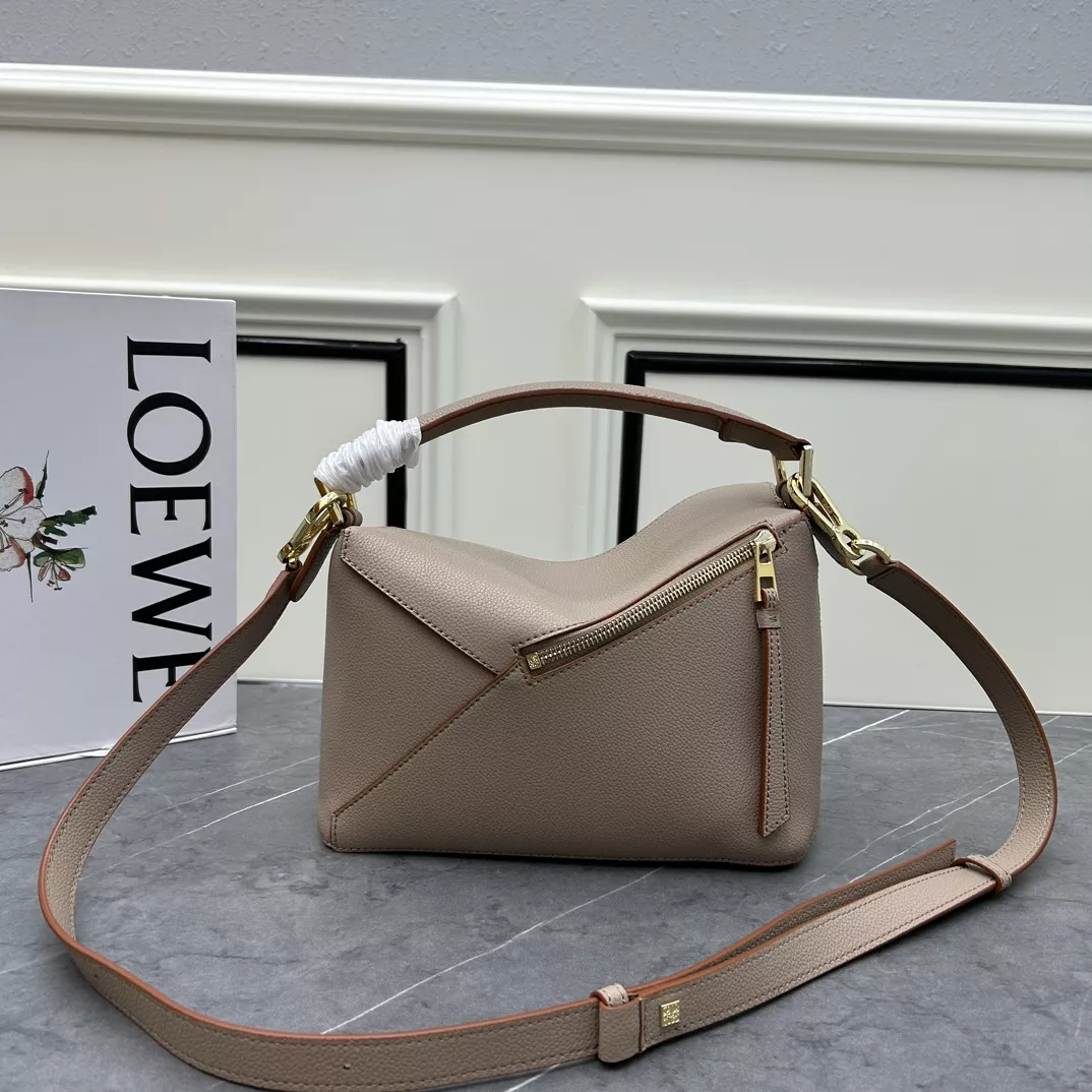 LOEWE AAA Quality Messenger Bags For Women Practical 3122