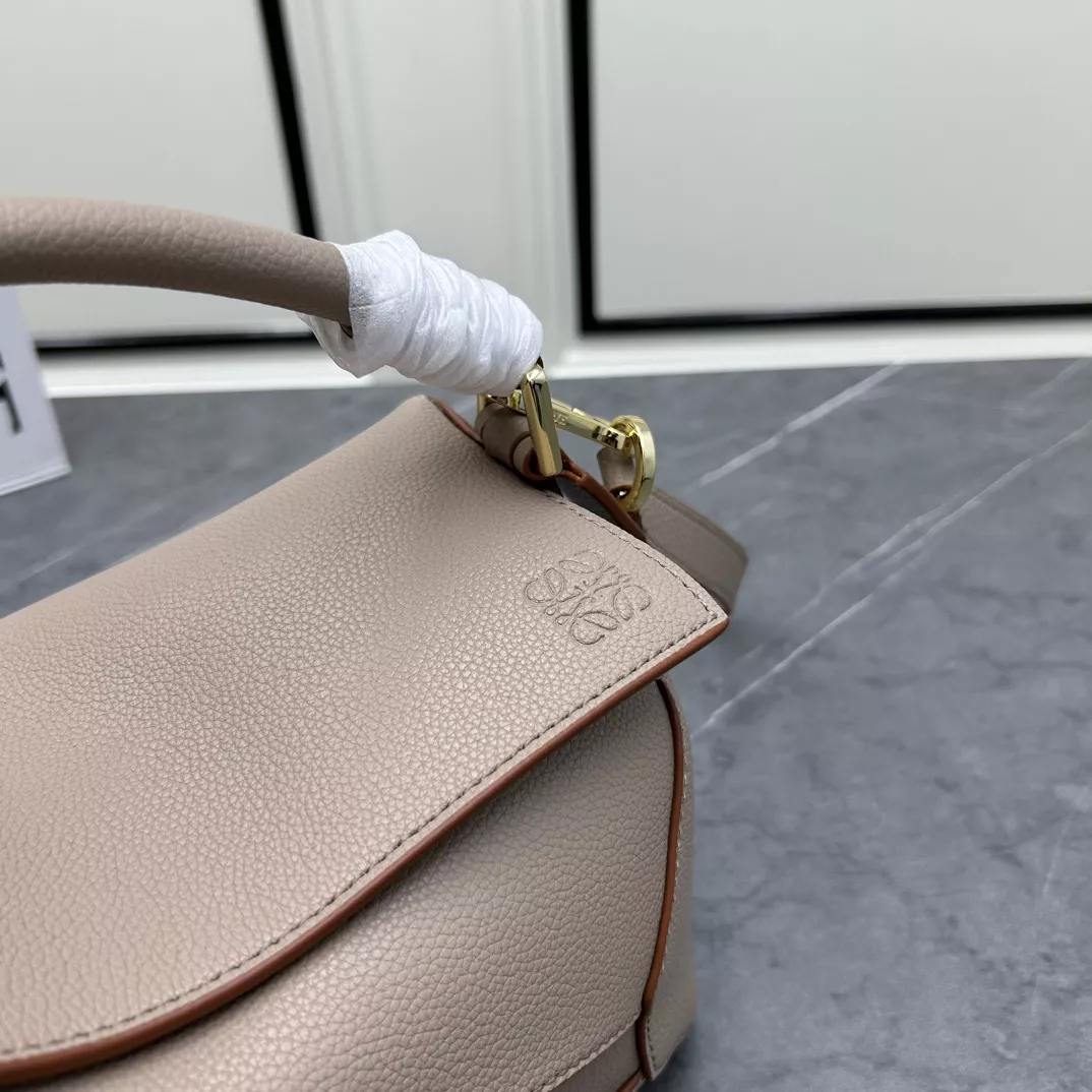 LOEWE AAA Quality Messenger Bags For Women Practical 3122