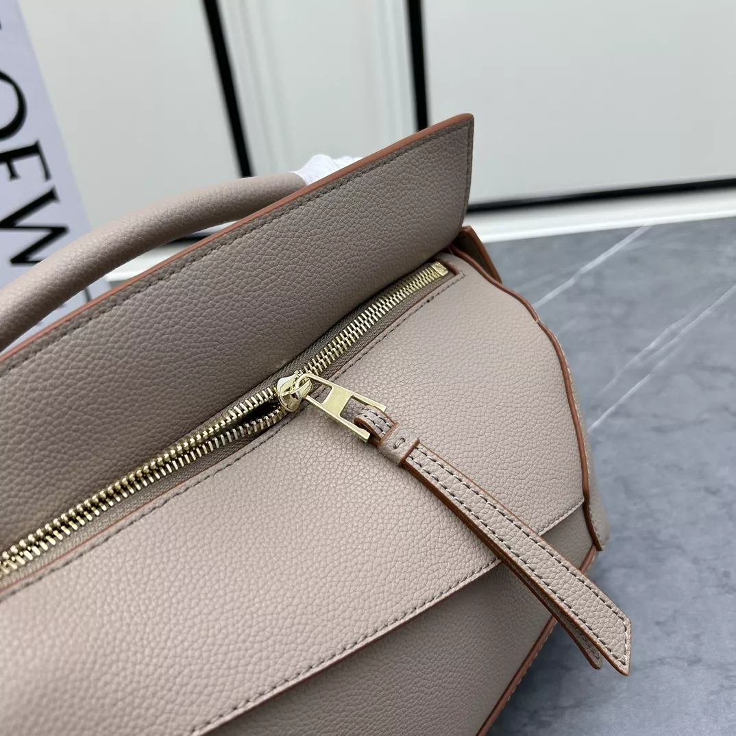 LOEWE AAA Quality Messenger Bags For Women Practical 3122