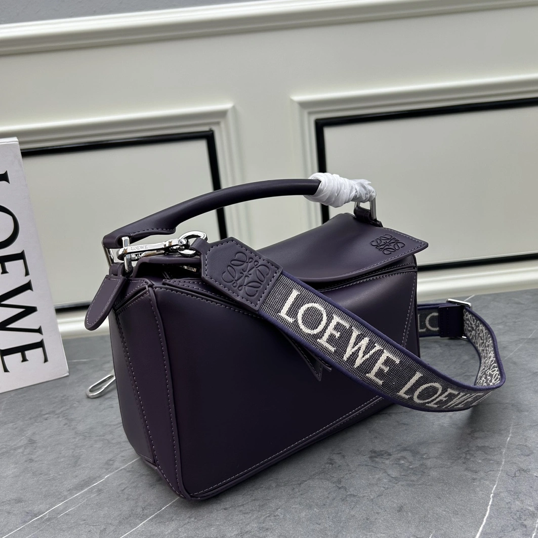 LOEWE AAA Quality Messenger Bags For Women Practical 3351