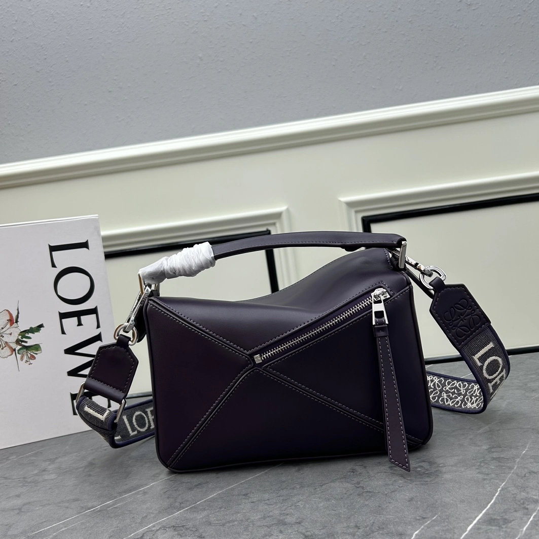 LOEWE AAA Quality Messenger Bags For Women Practical 3351