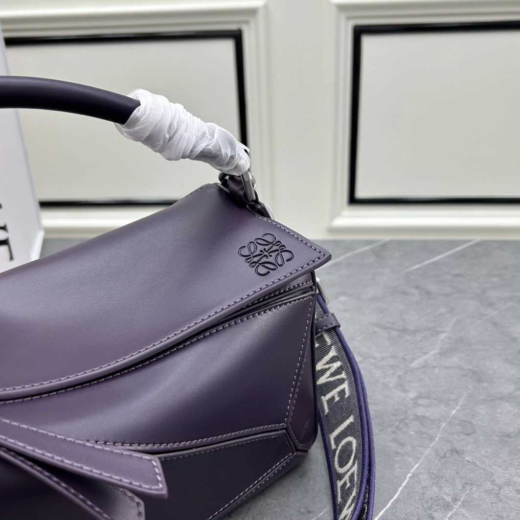 LOEWE AAA Quality Messenger Bags For Women Practical 3351