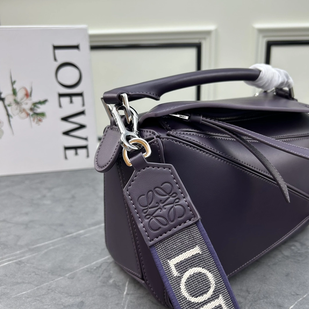 LOEWE AAA Quality Messenger Bags For Women Practical 3351