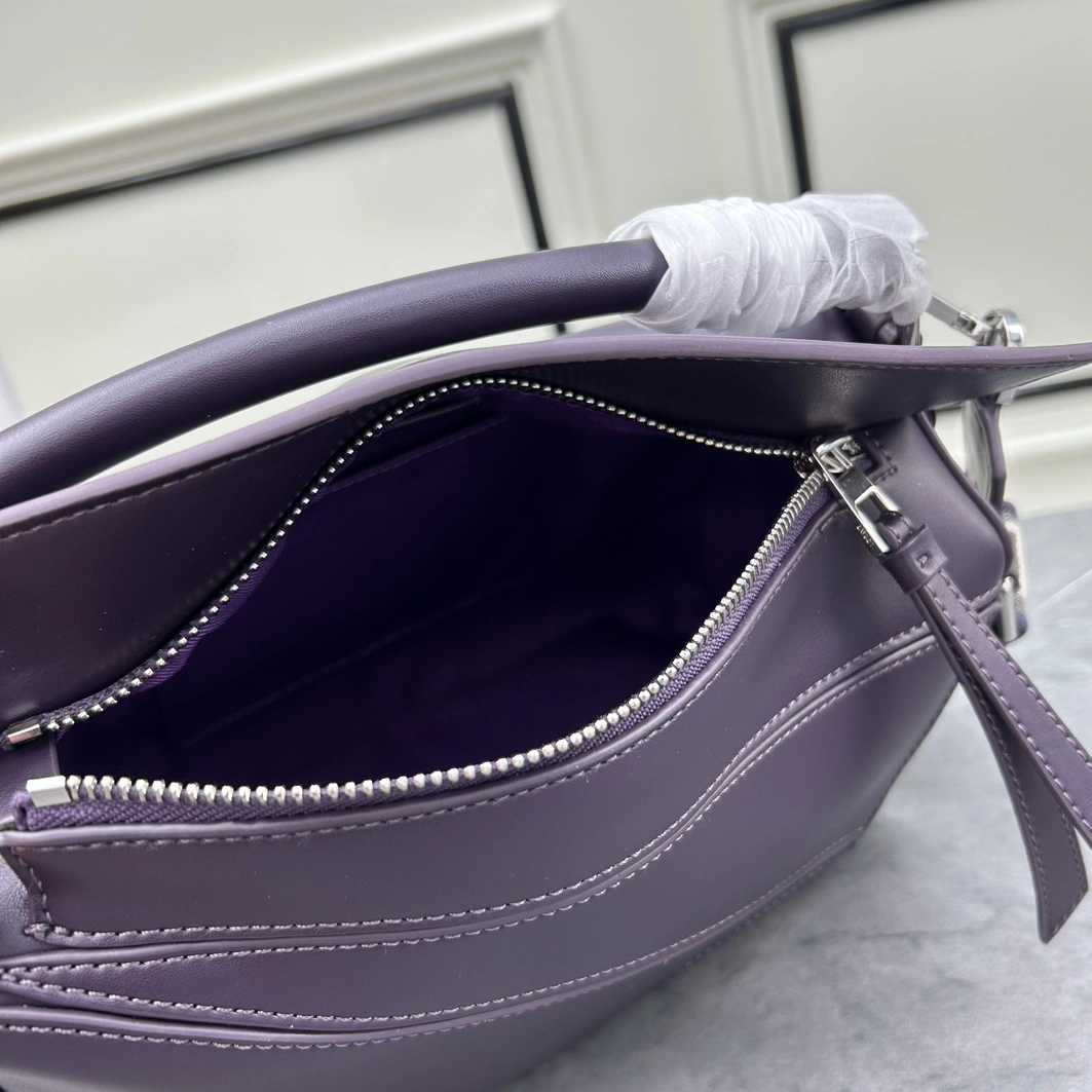 LOEWE AAA Quality Messenger Bags For Women Practical 3351