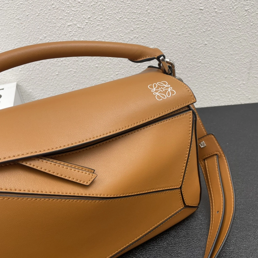 LOEWE AAA Quality Messenger Bags For Women Resilient 7800