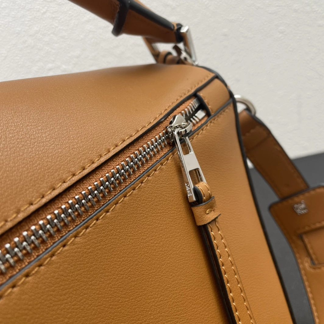 LOEWE AAA Quality Messenger Bags For Women Resilient 7800