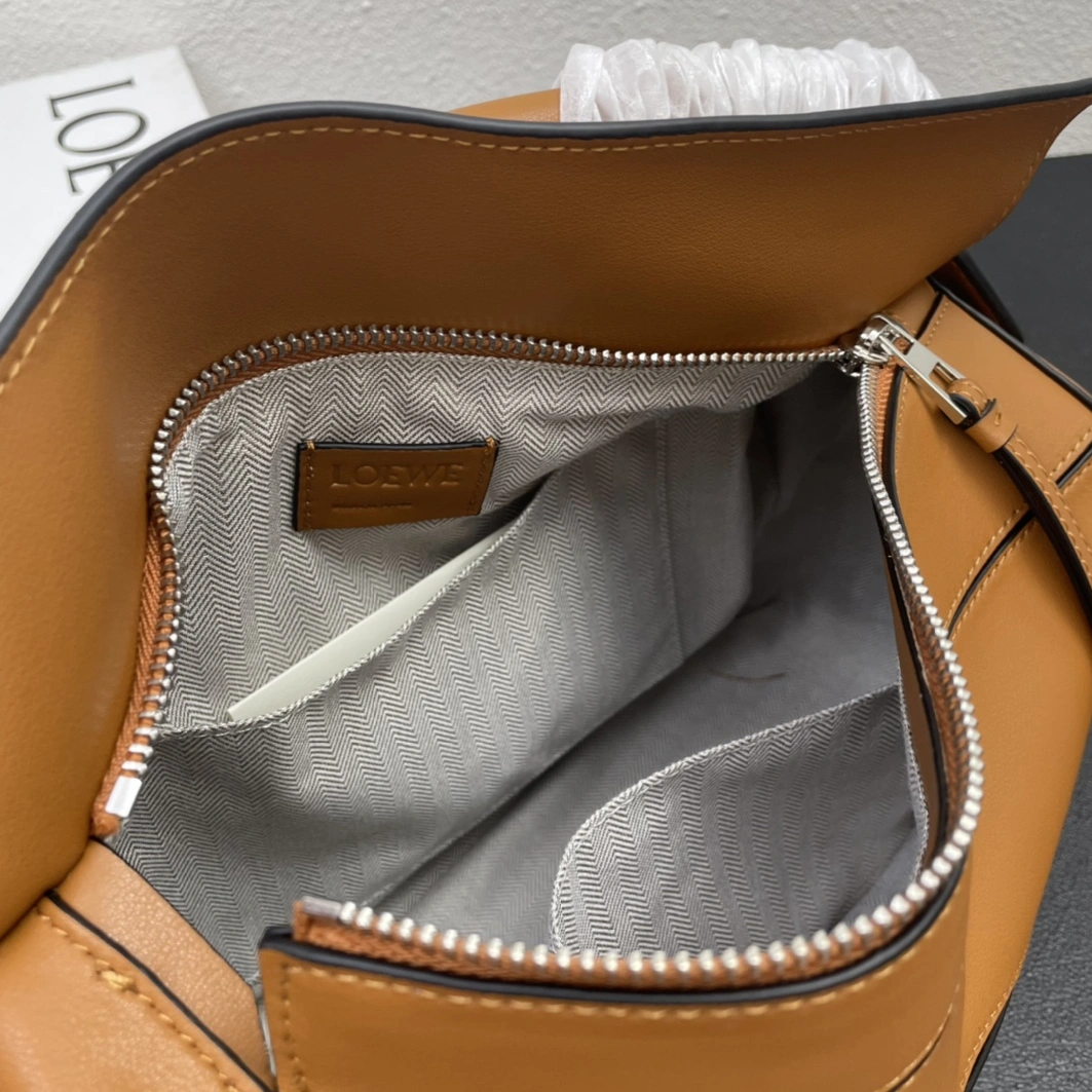 LOEWE AAA Quality Messenger Bags For Women Resilient 7800
