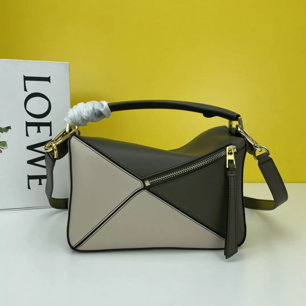 LOEWE AAA Quality Messenger Bags For Women Sleek 2695