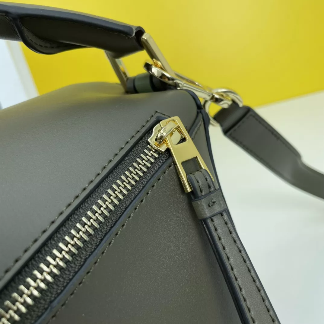 LOEWE AAA Quality Messenger Bags For Women Sleek 2695