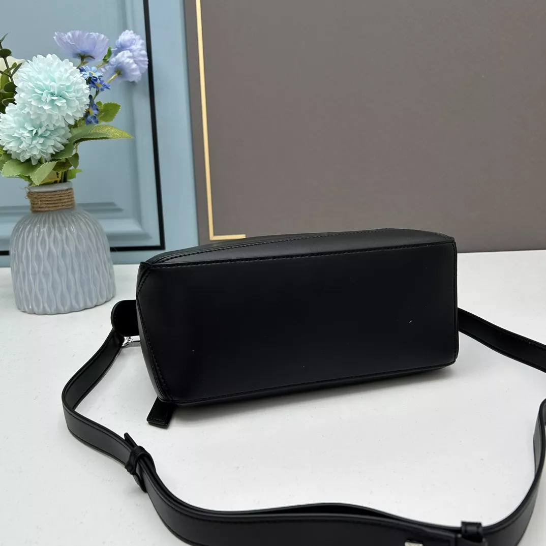 LOEWE AAA Quality Messenger Bags For Women SmartChoice 5021