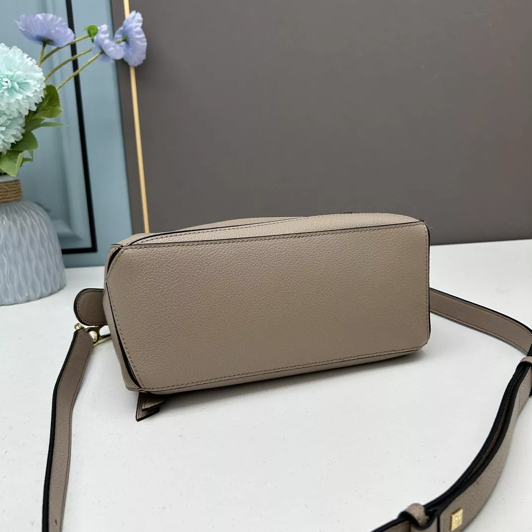 LOEWE AAA Quality Messenger Bags For Women SportInspired 2159