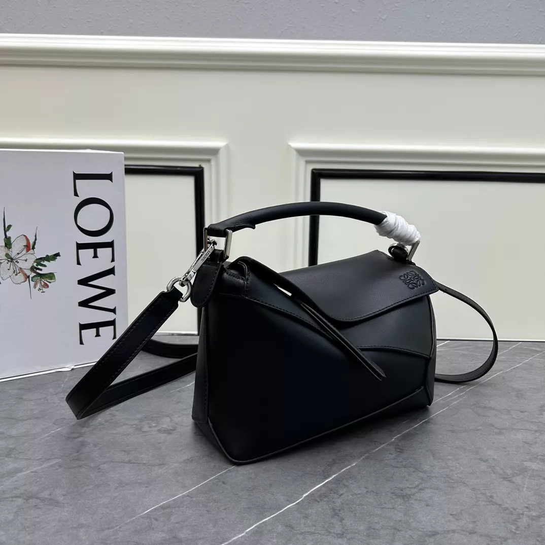 LOEWE AAA Quality Messenger Bags For Women SportInspired 4572