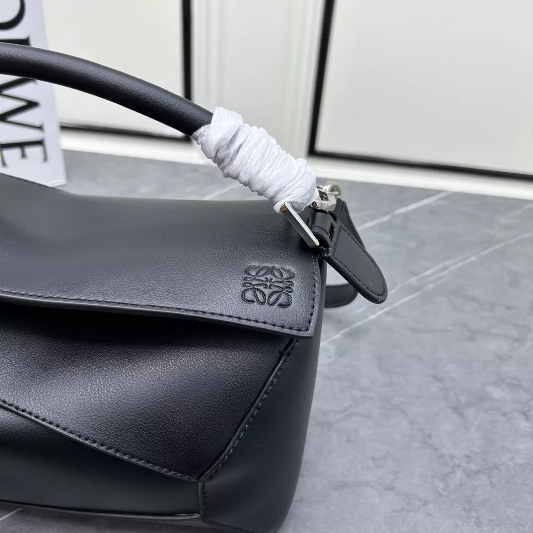 LOEWE AAA Quality Messenger Bags For Women SportInspired 4572