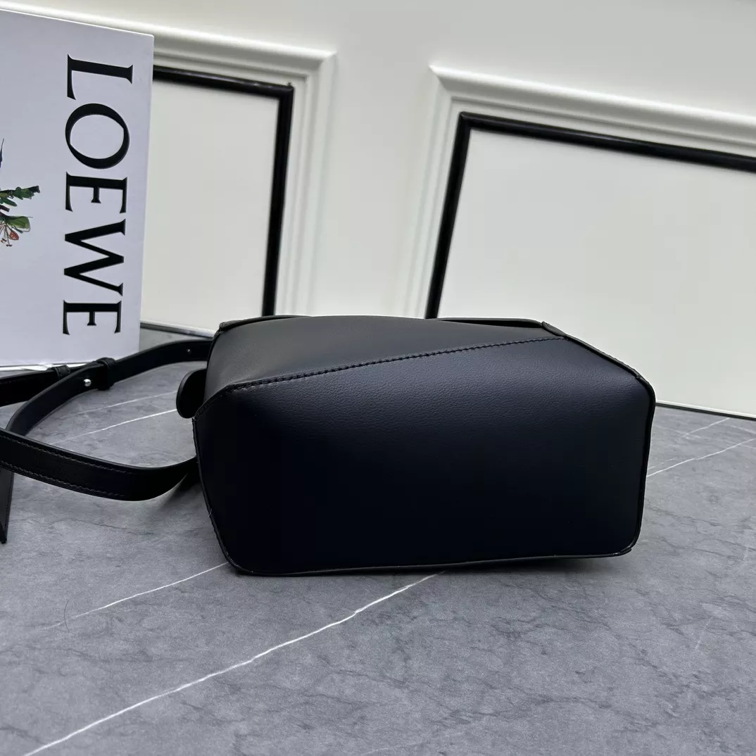 LOEWE AAA Quality Messenger Bags For Women SportInspired 4572