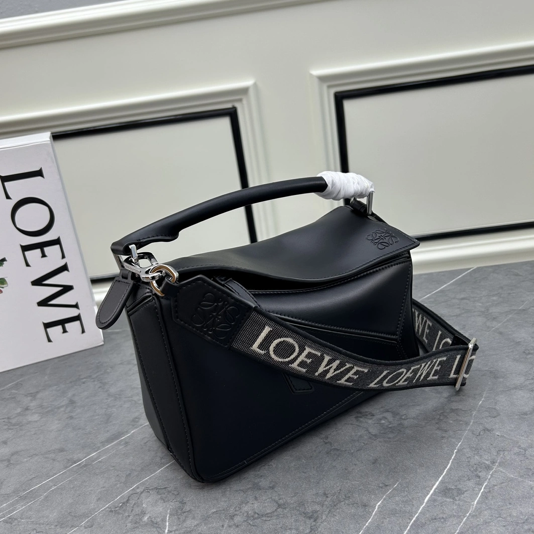 LOEWE AAA Quality Messenger Bags For Women StreetReady 5203
