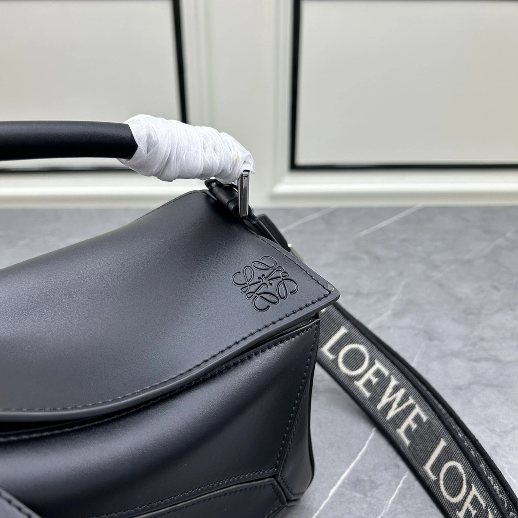 LOEWE AAA Quality Messenger Bags For Women StreetReady 5203
