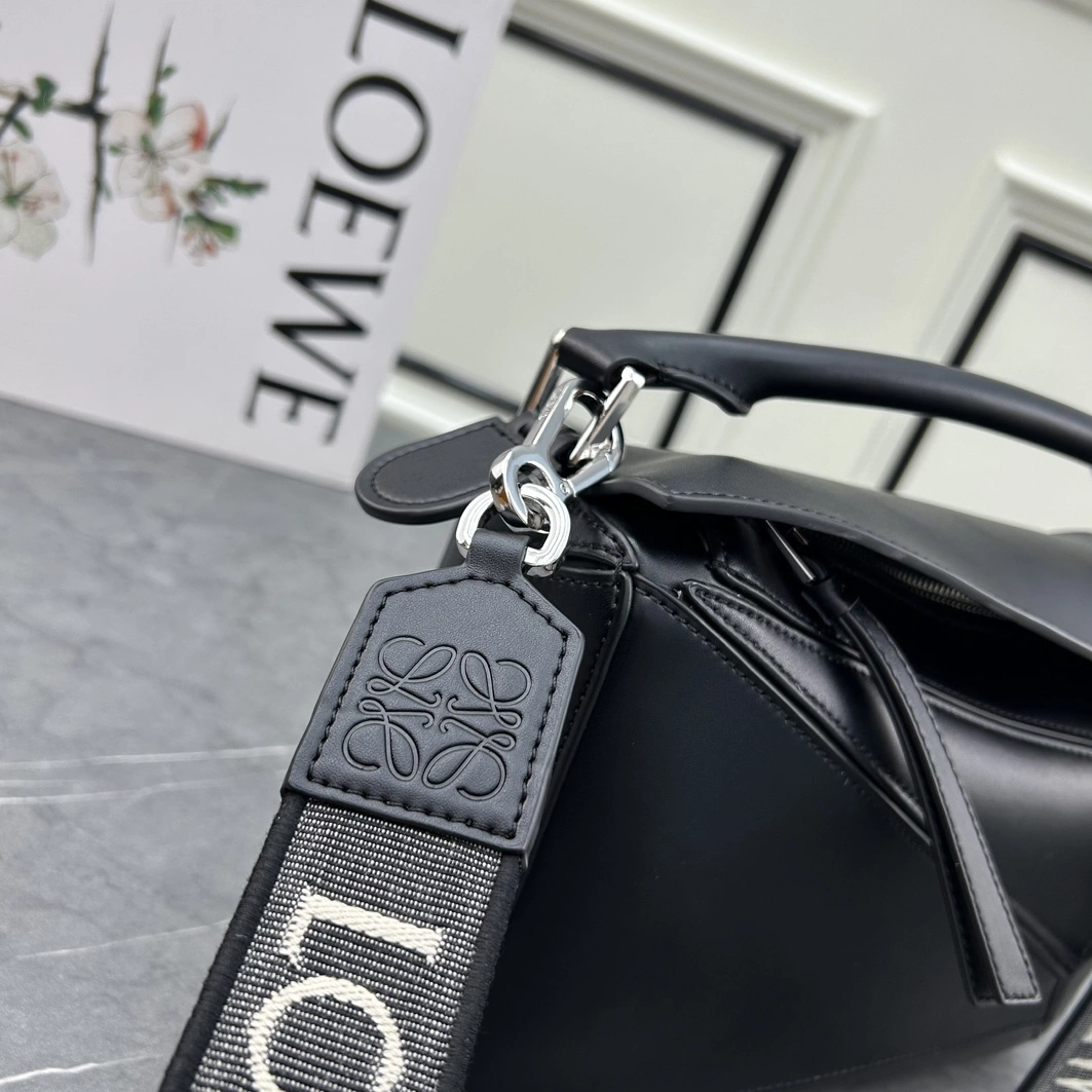 LOEWE AAA Quality Messenger Bags For Women StreetReady 5203
