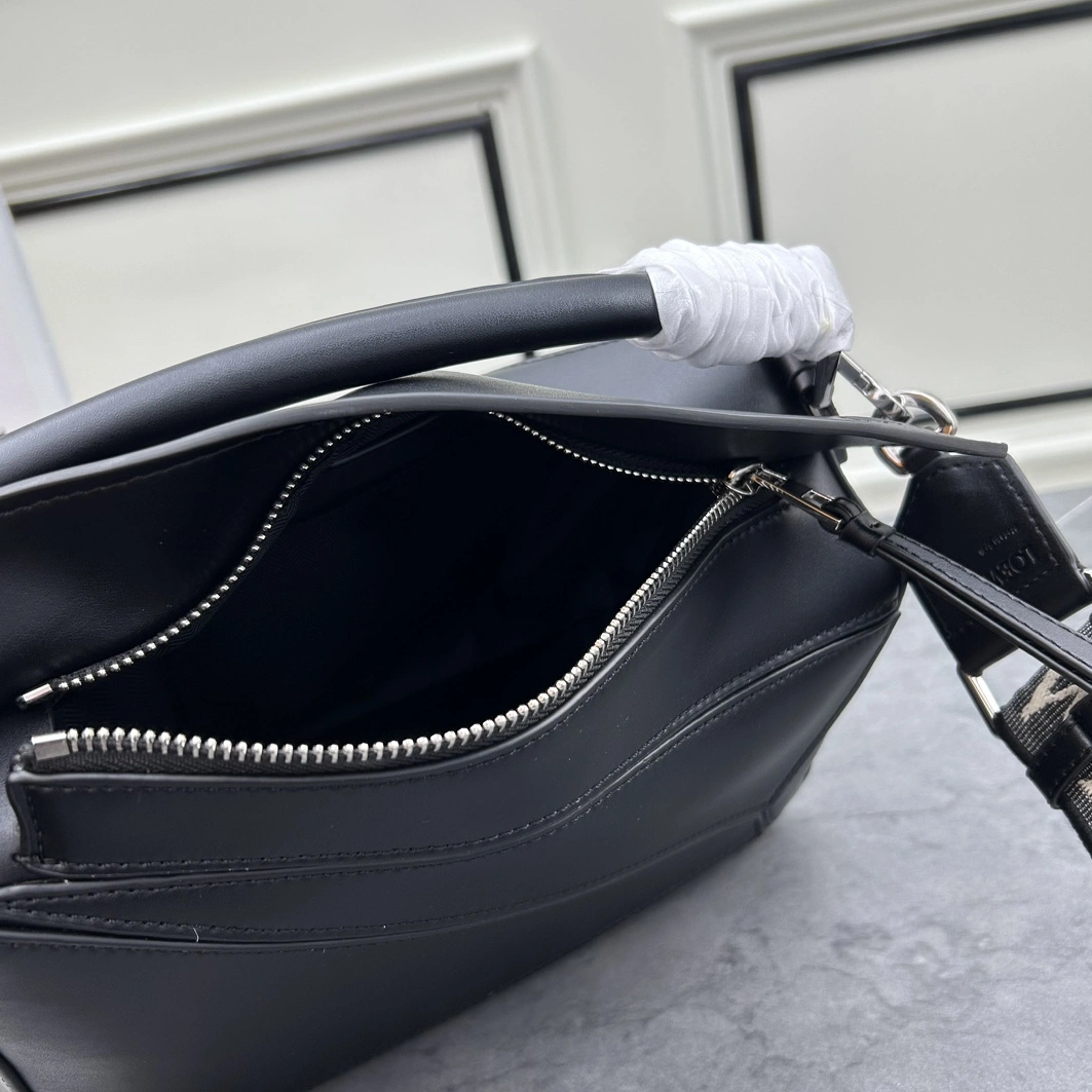 LOEWE AAA Quality Messenger Bags For Women StreetReady 5203