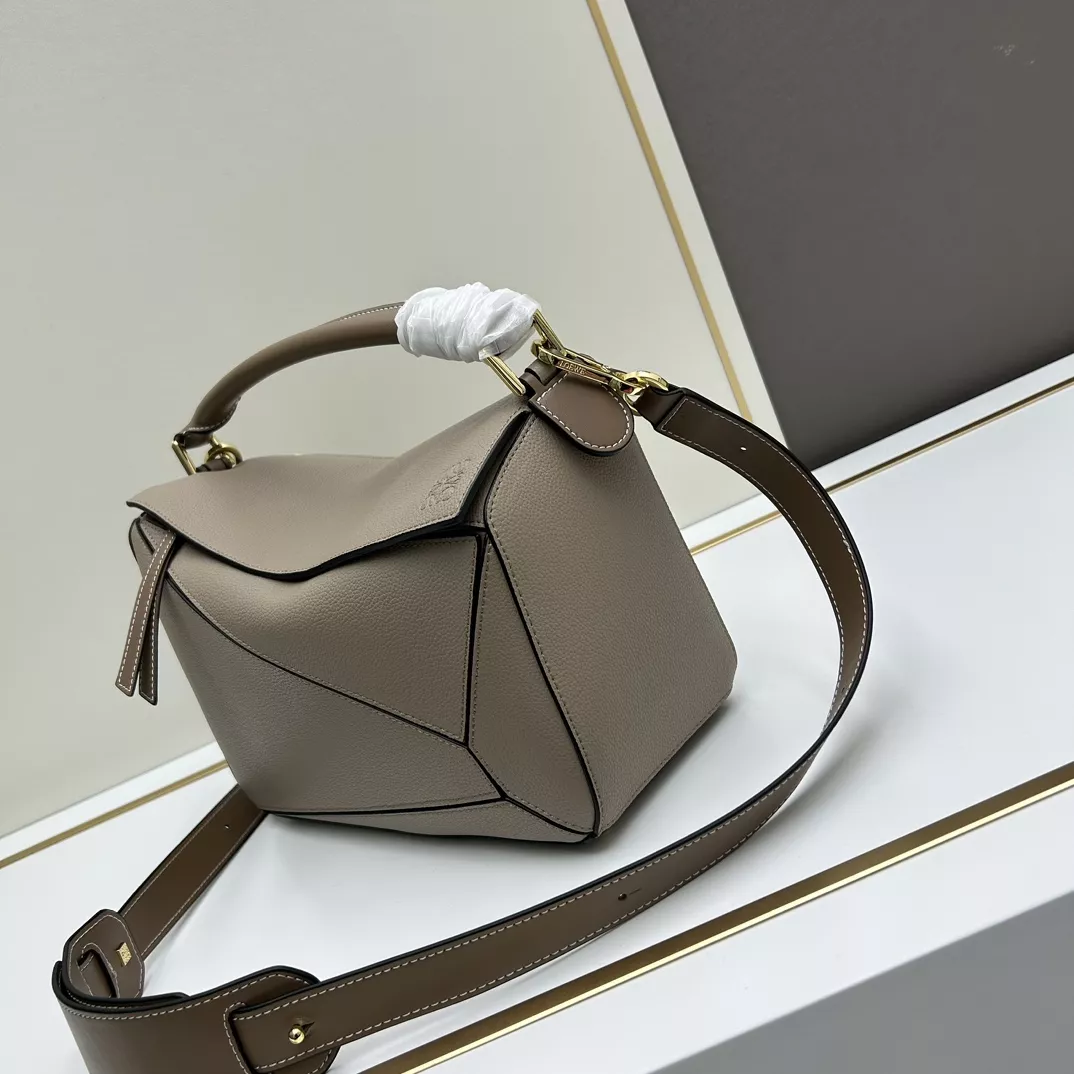 LOEWE AAA Quality Messenger Bags For Women Timeless 7185