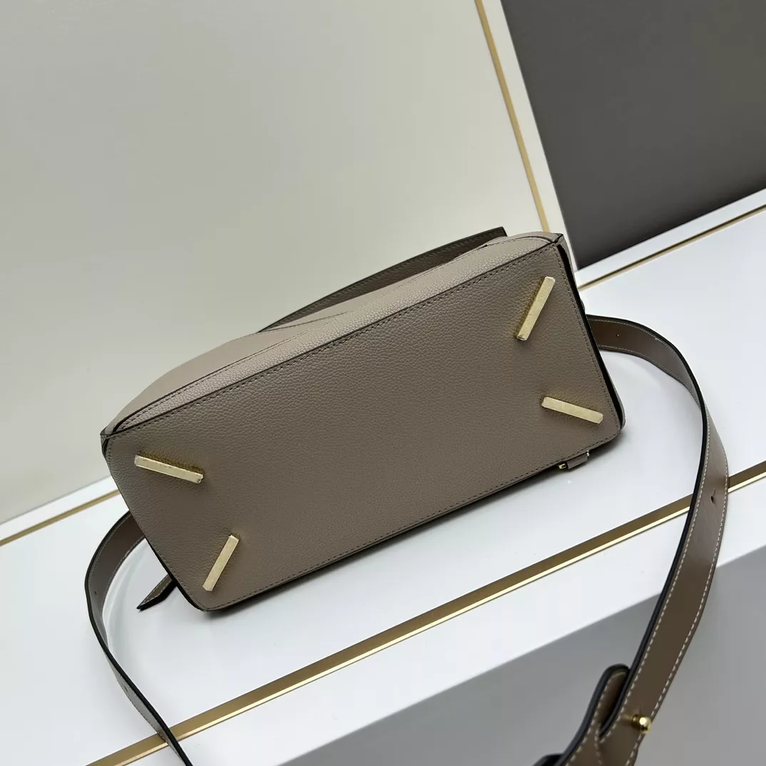 LOEWE AAA Quality Messenger Bags For Women Timeless 7185