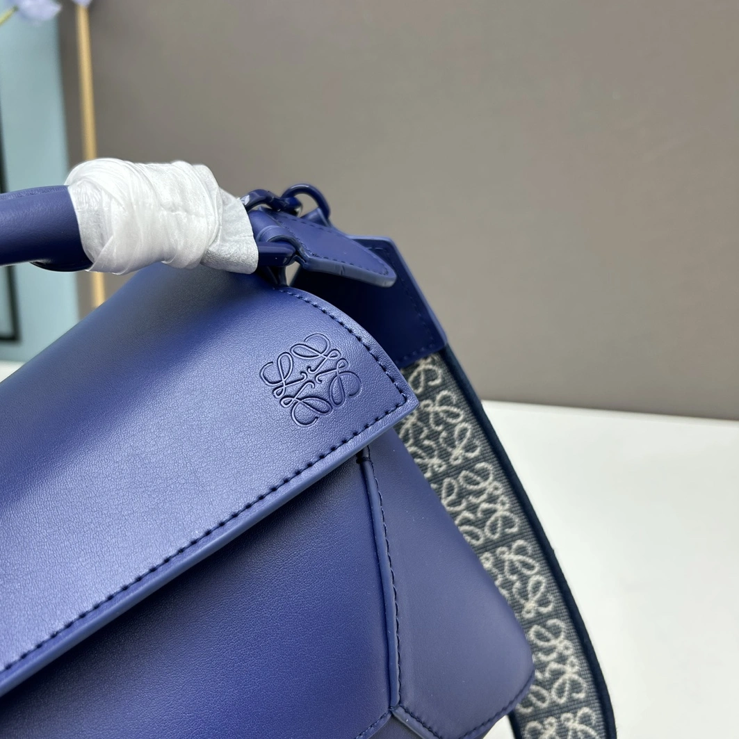 LOEWE AAA Quality Messenger Bags For Women TopPick 3630