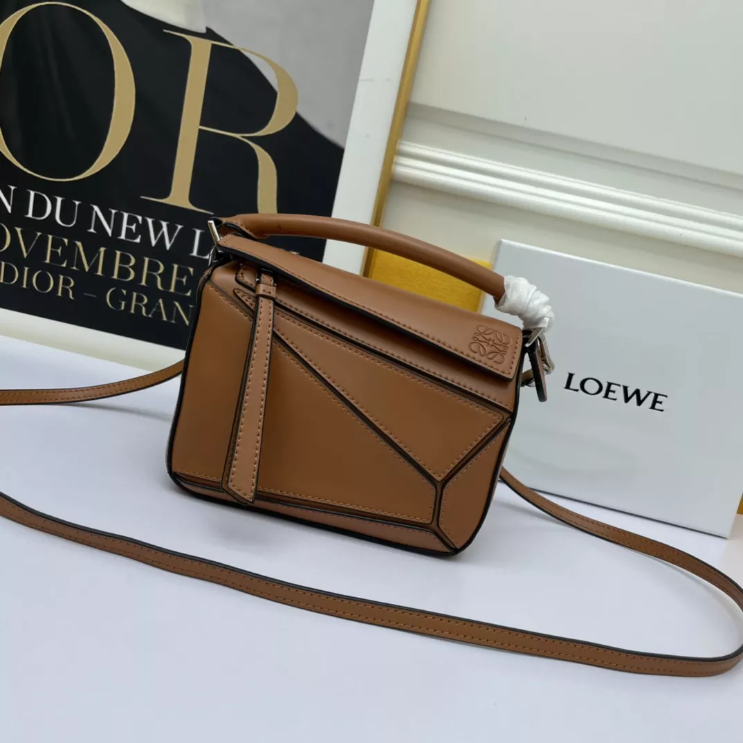 LOEWE AAA Quality Messenger Bags For Women Trendsetting 6086