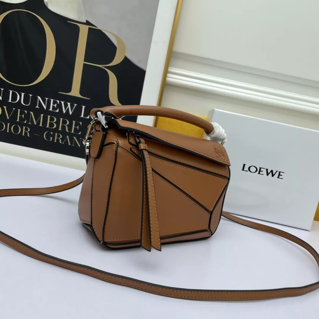 LOEWE AAA Quality Messenger Bags For Women Trendsetting 6086