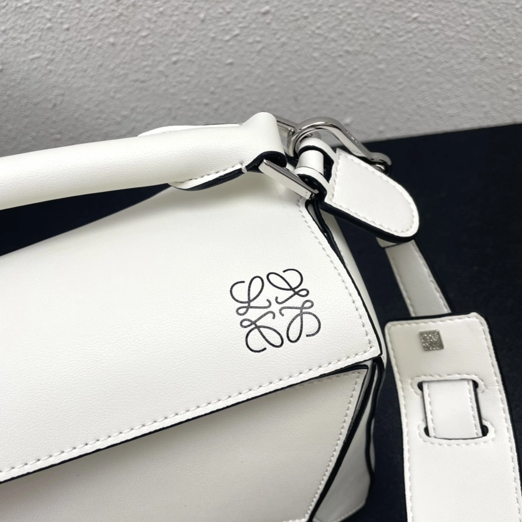 LOEWE AAA Quality Messenger Bags For Women Trendy 7940