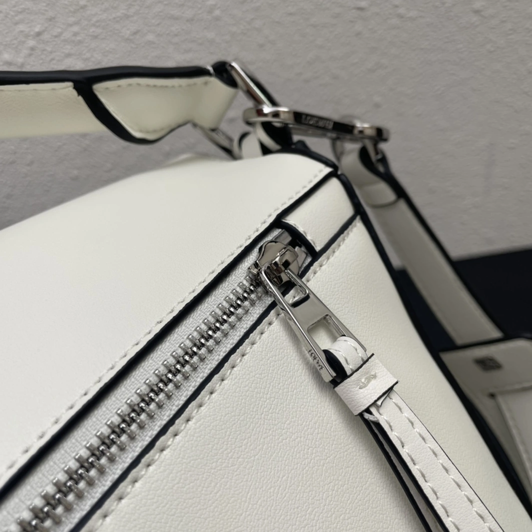 LOEWE AAA Quality Messenger Bags For Women Trendy 7940
