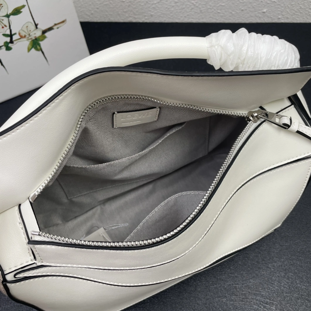 LOEWE AAA Quality Messenger Bags For Women Trendy 7940