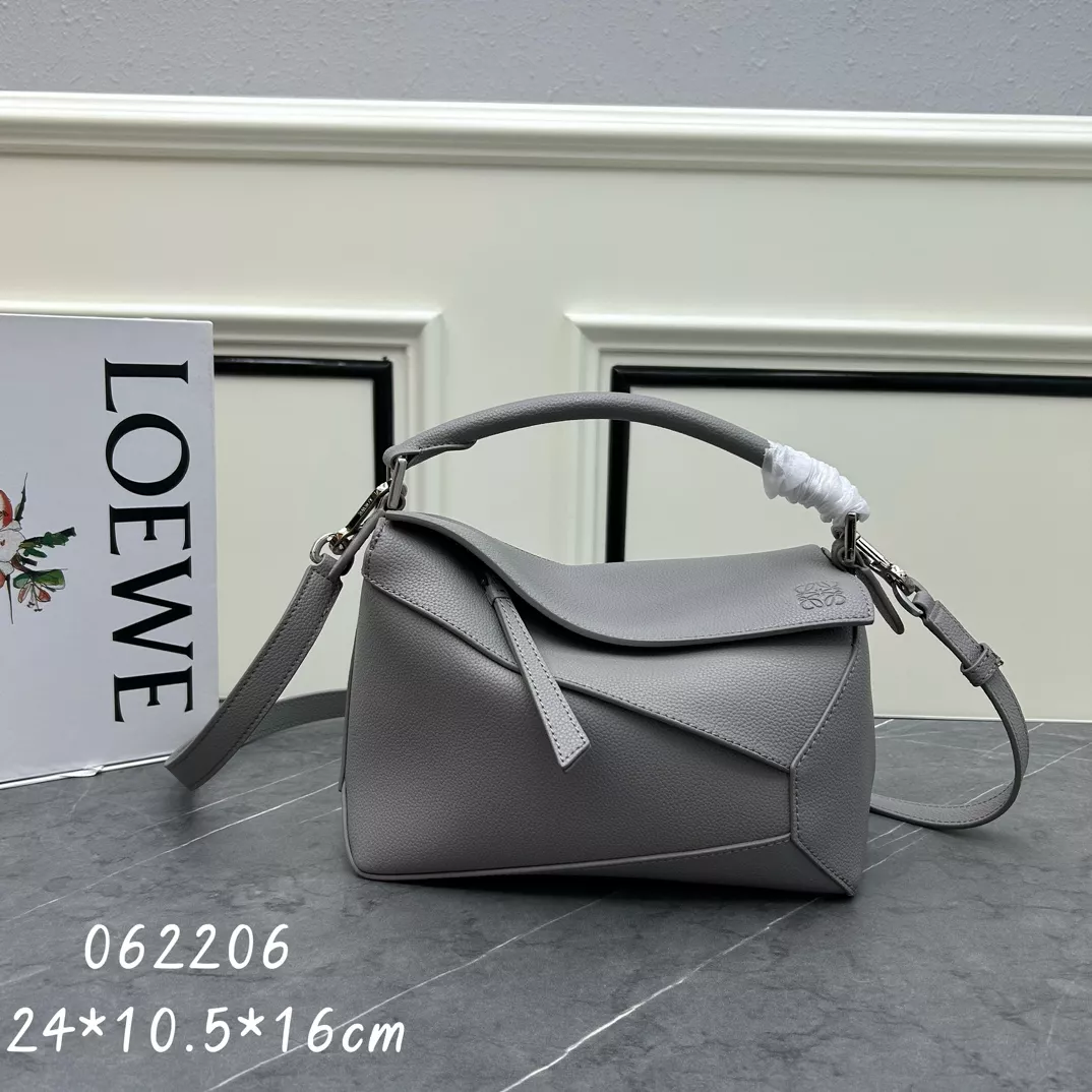 LOEWE AAA Quality Messenger Bags For Women Vibrant 1117