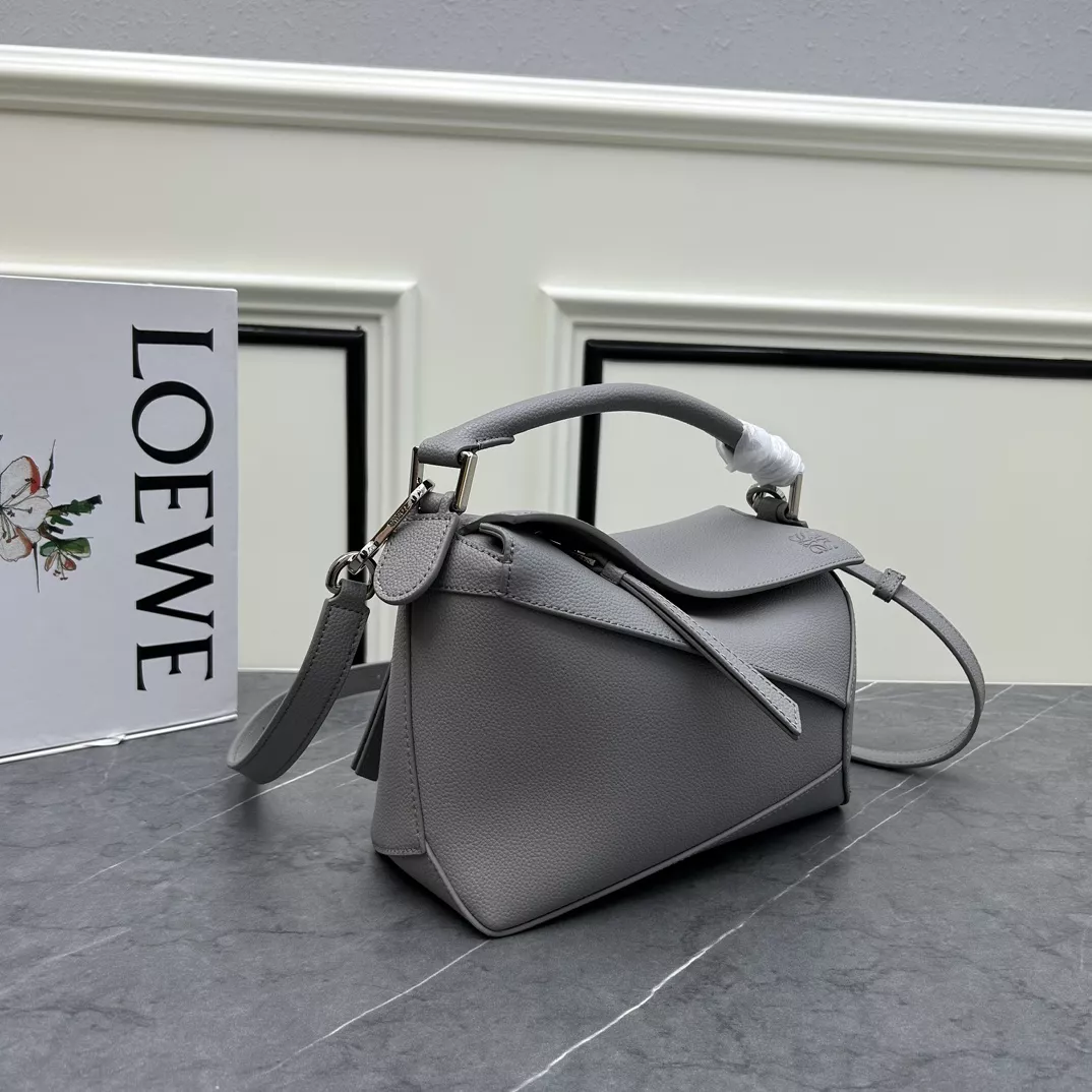 LOEWE AAA Quality Messenger Bags For Women Vibrant 1117